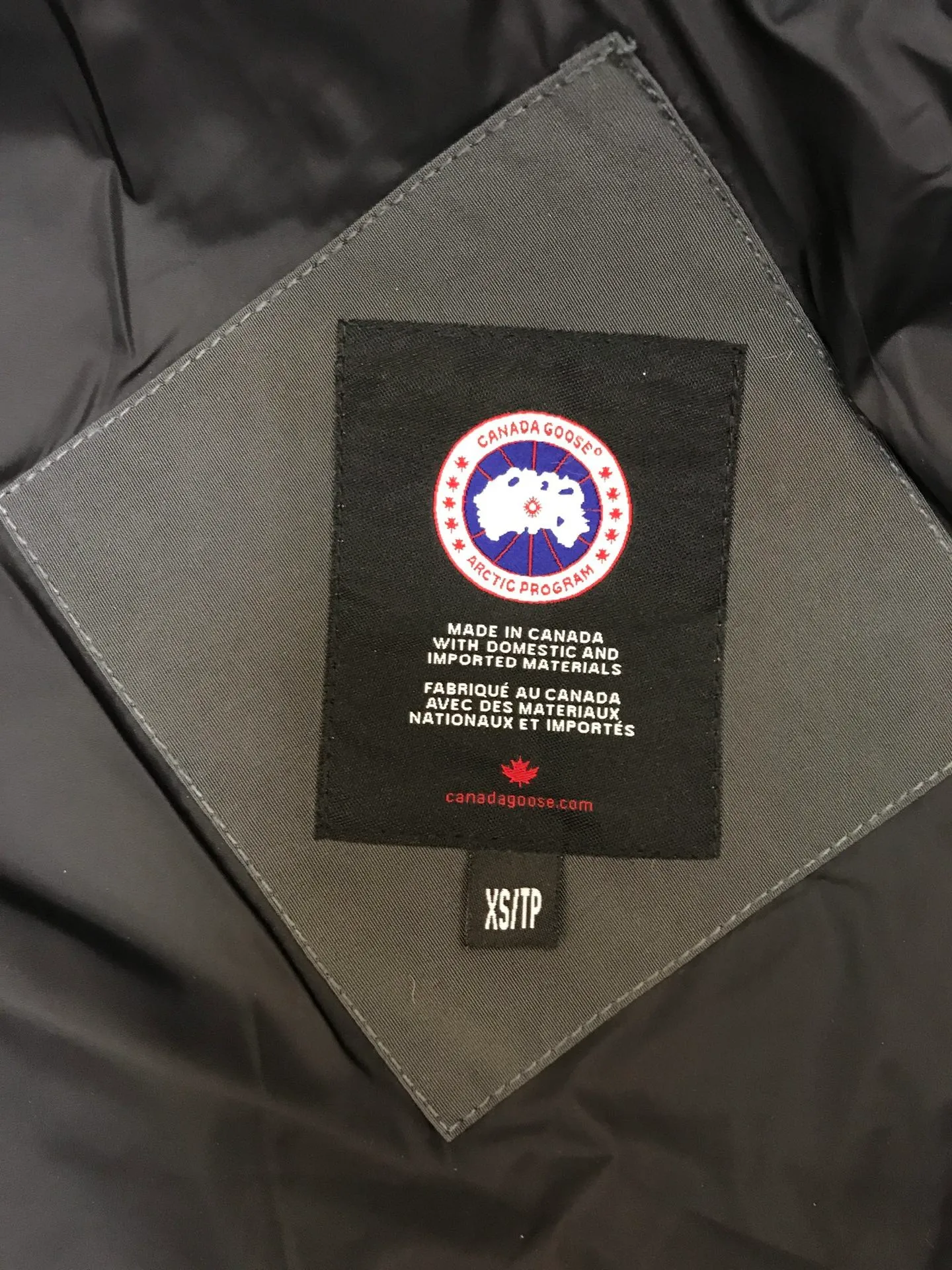 P660 counter quality 🇨🇦canada goose""🇨🇦millan parka 17 styles for men and women, short style without fur collar, chosen by Arctic and Antarctic expedition teams as winter wear, the Rolls Royce of down jackets. ➖ Industry-leading anti-counterfeiting chip sensing. ➖ Imported Behringer embroidery machines and customized embroidery labels, the highest level and industry leading. ➖ Imported Korean 21-count polyester-cotton blended original fabric, tc85 waterproof coating fabric, water-repellent, windproof and wear-resistant. ➖ The new national standard 80 white duck down is filled with an average of 520 grams of down. The amount of down filled is industry-leading. ➖ 100% nylon lon lining with double double-layer sealing design to prevent velvet running, seamless thread design on cuffs! ➖ Western Canadian Green Wolf Collar. ➖ Yoshida ykk provides original custom-made electroplated sliders. The ykk two-way lockable zipper is tight and smooth and does not peel off paint. ➖ 3m composite Velcro is durable, and all accessories and hardware are custom-made. Note: Our copywriting is only simple and clear. Instead of bragging about the copywriting, it is better to compare and understand with samples. Only for the purest, most focused, most professional, highest quality, and highest sex!